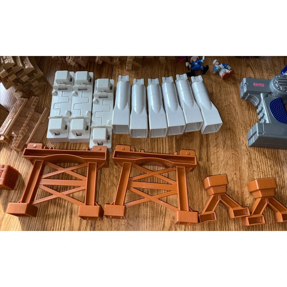 GeoTrax LARGE LOT 80+ Trains People Signs Building Tracks Controllers Untested